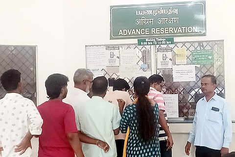 முன்பதிவு மையத்தில் கூட்ட நெரிசல். வெறிச்சோடிக் காணப்படும் புதிய ரயில் நிலையம்