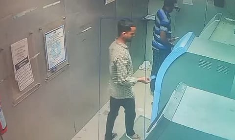 5 ஏ.டி.எம்-களில் நூதன திருட்டு... இப்படியும் செய்வார்களா!