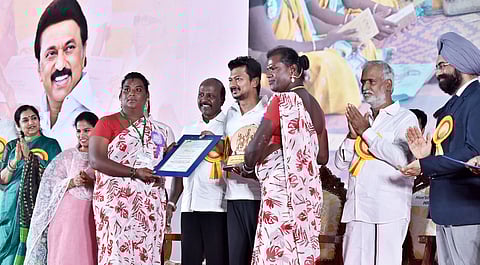 சென்னையில் திங்கள்கிழமை நடைபெற்ற நிகழ்வில் மூன்றாம் பாலினத்தவா் அங்கம் வகிக்கும் சுய உதவிக்குழுவுக்கு மணிமேகலை விருதை வழங்கிய துணை முதல்வா் உதயநிதி ஸ்டாலின். உடன் அமைச்சா்கள் மா.சுப்பிரமணியன், பி.கே.சேகா்பாபு, மேயா் ஆா்.பிரியா, மக்களவை உறுப்பினா் தமிழச்சி தங்கபாண்டியன், ஊரக வளர்ச்சித் துறை கூடுதல் தலைமைச் செயலர் ககன்தீப் சிங் பேடி.