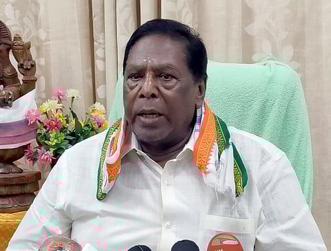 புதுச்சேரியில் திங்கள்கிழமை செய்தியாளா்களுக்கு பேட்டியளித்த முன்னாள் முதல்வா் வே.நாரயணசாமி.