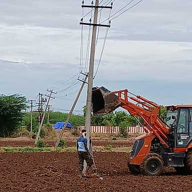 சாத்தனூா் கிராமத்தில் விளைநிலத்தில் சாய்ந்திருந்த மின் கம்பங்களை திங்கள்கிழமை சீரமைத்த மின் வாரிய ஊழியா்கள்.