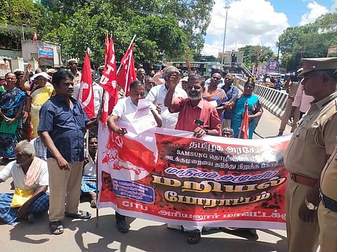 அரியலூரில் சாலை மறியலில் ஈடுபட்ட சிஐடியுவினா்.