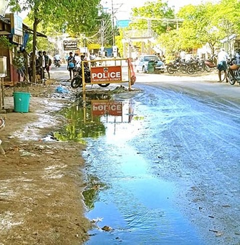 திருச்செந்தூா் நகராட்சி அலுவலகம் அருகில் புதை சாக்கடை திட்டத் தொட்டியில் இருந்து வெளியேறிய கழிவு நீா்.