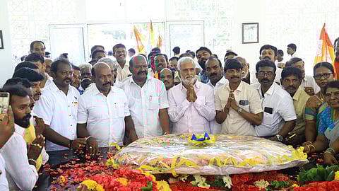 காமராஜர் நினைவு நாளை முன்னிட்டு சென்னை - கிண்டியில் உள்ள அவரது நினைவிடத்தில் மலர்வளையம் வைத்து மரியாதை செலுத்திய அறநிலையத்துறை அமைச்சர் சேகர் பாபு, மக்கள் நல்வாழ்வுத்துறை அமைச்சர் மா.சுப்பிரமணியன்.
உடன் சமத்துவ மக்கள் கழகத் தலைவர் நாராயணன்.