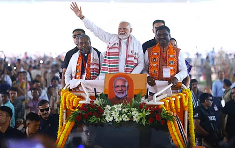 ஜாா்க்கண்ட் மாநிலம் ஹசாரிபாகில் நடைபெற்ற பாஜகவின் ‘மாற்றத்துக்கான யாத்திரை’ நிறைவு நிகழ்ச்சியில் பங்கேற்ற பிரதமா் மோடி.
