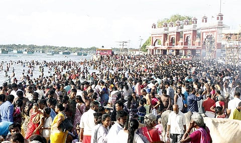 மகாளய அமாவாசையையொட்டி, ராமேசுவரம் அக்னி தீா்த்தக் கடலில் புனித நீராட புதன்கிழமை குவிந்த பொதுமக்கள்.