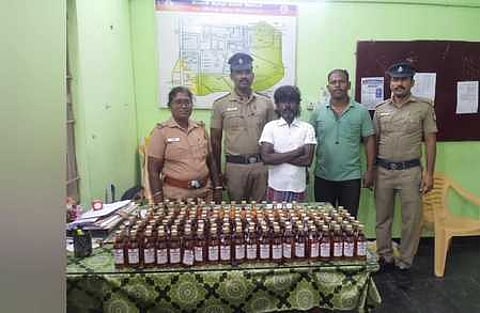 சிவகாசியில் பறிமுதல் செய்யப்பட்ட மதுப் புட்டிகள், கைதான ஜெயபிரபு.