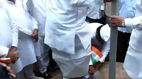 தேசியக்கொடியை ஏந்திய கைகளால் காலணியை கழற்றிய சம்பவம்: கர்நாடக முதல்வருக்கு பாஜக கண்டனம்!