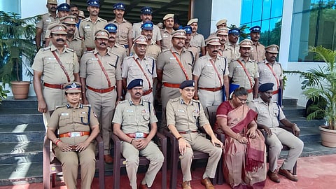 ஏடிஎம் கொள்ளைக் கும்பலை பிடித்த காவலர்களுடன் குழுப்புகைப்படம் எடுத்துக்கொண்ட தமிழக காவல்துறை இயக்குனர் சங்கர் ஜிவால்.