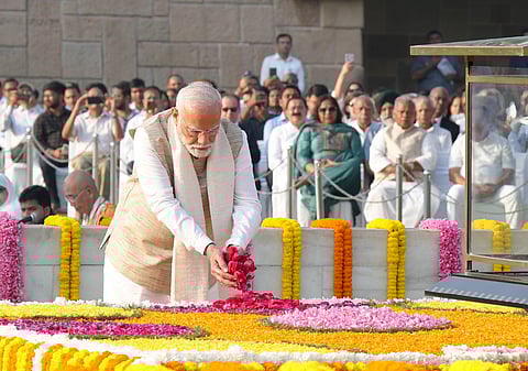 தில்லி ராஜ்காட்டில் உள்ள மகாத்மா காந்தியின் நினைவிடத்தில் பிரதமர் நரேந்திர மோடி மலர் தூவி மரியாதை செலுத்தினார்.