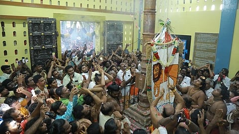 குலசேகரன்பட்டினம் ஸ்ரீமுத்தாரம்மன் திருக்கோயிலில் தசரா திருவிழாவையொட்டி வியாழக்கிழமை நடைபெற்ற கொடியேற்றம்.