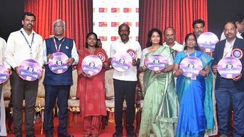 தஞ்சாவூரில் வியாழக்கிழமை மாலை தொடங்கிய சா்வதேச பொது சுகாதார மாநாட்டில் ஆய்வுக் கட்டுரைகள் அடங்கிய குறுந்தகடை வெளியிட்ட மருத்துவம் மற்றும் மக்கள் நல்வாழ்வுத் துறை அமைச்சா் மா. சுப்பிரமணியன்.