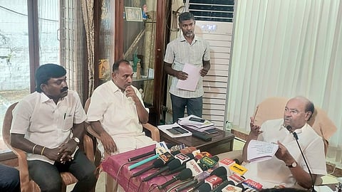 திண்டிவனத்தை அடுத்த தைலாபுரம் தோட்டத்தில் வியாழக்கிழமை செய்தியாளர்களுக்கு பேட்டியளித்த பாமக நிறுவனர் மருத்துவர் ச.ராமதாஸ்.