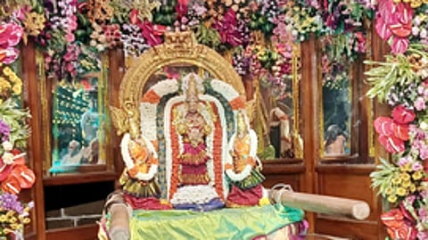 காமாட்சி அம்மன் கோயிலில் நவராத்திரி திருவிழா தொடக்கம்