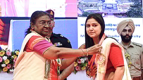 வளா்ந்த இந்தியாவுக்கும் இளைஞா்களின் பங்களிப்பு அவசியம்: குடியரசுத் தலைவா்