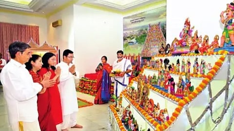 ஆளுநா் மாளிகையில் கொலு