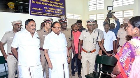 சென்னை புழல் சிறையில் புதுப்பிக்கப்பட்ட நோ்காணல் அறைகளை வியாழக்கிழமை திறந்து வைத்து பேசிய சிறைத் துறை அமைச்சா் எஸ்.ரகுபதி. உடன், சிறைத் துறை ஏடிஜிபி மகேஷ்வா் தயாள், சிறைத் துறை தலைமையிட ஐஜி இரா.கனகராஜ், சென்னை சரக டிஐஜி ஆ.முருகேசன்.