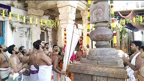 ஸ்ரீவில்லிபுத்தூா் ஆண்டாள் கோயிலில் பெரிய பெருமாள் சந்நிதியில் வெள்ளிக்கிழமை நடைபெற்ற கொடியேற்றம். சிறப்பு அலங்காரத்தில் பெரியபெருமாள், ஸ்ரீதேவி, பூதேவி.