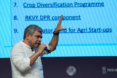 மத்திய அமைச்சரவை முடிவுகள் குறித்து செய்தியாளர்களிடம் பேசிய அமைச்சர் அஸ்வினி வைஸ்ணவ்.