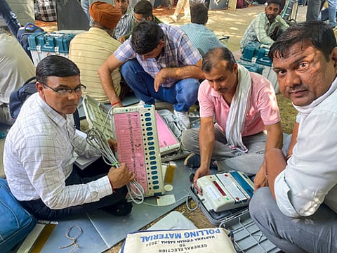 ஹரியாணாவின் சோனிபட்டில் தங்களுக்கு ஒதுக்கப்பட்ட வாக்குச்சாவடி மையங்களுக்குச் செல்லும் முன் மின்னணு வாக்குப் பதிவு இயந்திரங்களை சரிபாா்க்கும் தோ்தல் நடத்தும் அதிகாரிகள்.