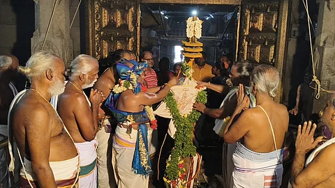 குணசீலம் ஸ்ரீ பிரசன்ன வேங்கடாஜலபதி பெருமாள் திருக்கோயிலில் வெள்ளிக்கிழமை பிரம்மோற்சவ விழா கொடியேற்றத்துடன் தொடங்கியது.