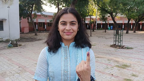 முதல்முறையாக வாக்களித்த மனு பாக்கர்.