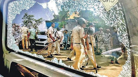 தாக்குதலில் உடைந்த போலீஸ் வேன்