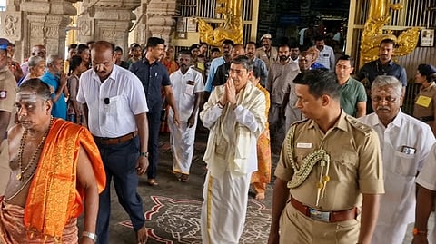 சங்கரன்கோவில் சங்கரநாராயண சுவாமி கோயிலில் சுவாமி தரிசனம் செய்த ஆளுநா் ஆா்.என். ரவி.