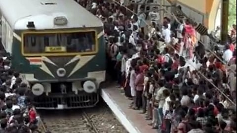 விமானப்படை சாகசம் நிறைவு: ரயில்களில் அலைமோதிய கூட்டம்!