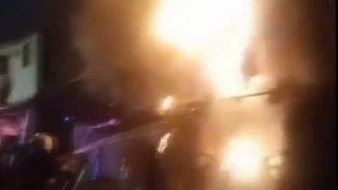 குடியிருப்பு வளாகத்தில் தீ விபத்து: 3 சிறார்கள் உள்பட 7 பேர் பலி!