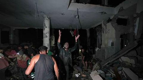 காஸாவின் டெயீா்-அல்-பலா நகரில் இஸ்ரேல் நடத்திய தாக்குதலில் சேதமடைந்த மசூதி.