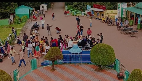 உதகை தொட்டபெட்டா மலை சிகரத்தில் குவிந்த சுற்றுலாப் பயணிகள்.