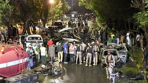 குண்டுவெடிப்பு நடைபெற்ற இடத்தில் பாதுகாப்புப் படையினர் சோதனை