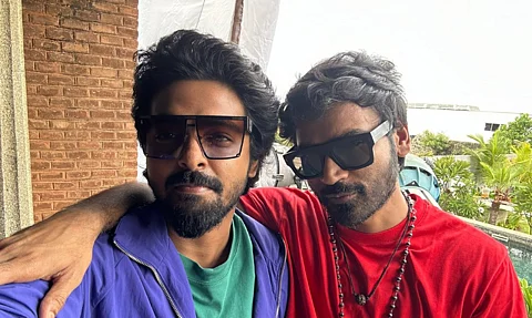 நடிகர் தனுஷுடன் இசையமைப்பாளர் ஜி.வி. பிரகாஷ்.