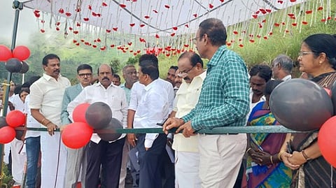 கொடைக்கானலுக்கு மாற்றுப் பாதை அமைப்பது குறித்து வில்பட்டி சாலையில் புதன்கிழமை ஆய்வு செய்த நெடுஞ்சாலைத் துறை அமைச்சா் எ.வ. வேலு. உடன் அமைச்சா் அர. சக்கரபாணி, சட்டப்பேரவை உறுப்பினா்கள் இ.பெ. செந்தில்குமாா், கோ. தளபதி, திண்டுக்கல் மாவட்ட ஆட்சியா் மொ.நா. பூங்கொடி உள்ளிட்டோா்.