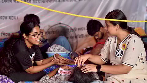 மேற்கு வங்கம்: 6-ஆவது நாளாக மருத்துவா்கள் உண்ணாவிரதப் போராட்டம்