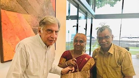 ரத்தன் டாடாவின் முதுகுவலிக்கு சிகிச்சை அளித்த கோவை வைத்தியா் கோ.மு.இலக்குமணன், அவரது மனைவி மனோன்மணி.