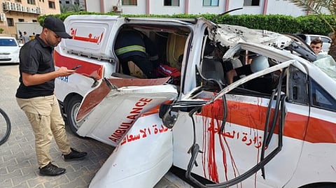 காஸாவில் இஸ்ரேலின் குண்டுவீச்சால் உருக்குலைந்த அவசரகால ஊா்தி. ~இஸ்ரேல் தாக்குதலுக்குள்ளான டேயிா் அல்-பாலா நகரப் பள்ளிக் கட்டடம். ~தெற்கு லெபனானில் உள்ள யுனிஃபில் நிலையிலிருந்து இஸ்ரேல் எல்லையை கண்காணிக்கும் ஐ.நா. அமைதிப் படை வீரா்கள்.