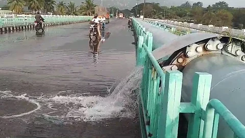 மேட்டூரில் கூட்டு குடிநீர் திட்ட குழாயில் திடீரென உடைப்பு ஏற்பட்டுள்ளதால் சாலையில் பெருக்கெடுத்து ஓடும் ஆயிரம் லிட்டர் சுத்திகரிக்கப்பட்ட தண்ணீர்.