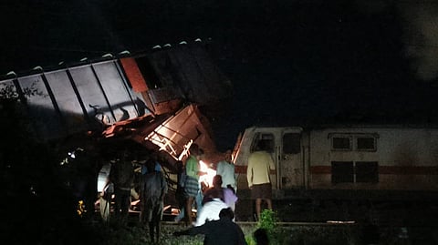 கவரப்பேட்டை ரயில் நிலையம் அருகே விபத்துக்குள்ளான ரயில்