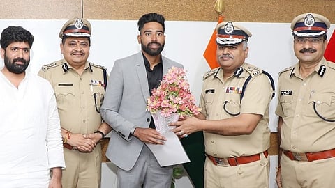 காவல்துறை தலைமை இயக்குநரிடம் துணைக் காவல் கண்காணிப்பாளராக அதிகாரபூர்வமாக பொறுப்பேற்ற முகமது சிராஜ்