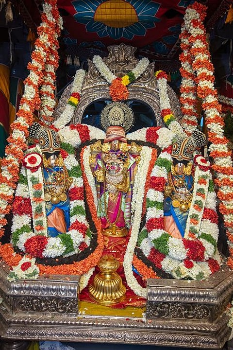 ஏழுமலையான் பிரம்மோற்சவ தேரோட்டம். உள்படம் தேரில் எழுந்தருளி சுவாமி.