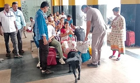 காட்பாடி ரயில் நிலையத்தில் மோப்ப நாய் உதவியுடன் பயணிகளின் உடைமைகளை சோதனையிடும் வெடிகுண்டு செயலிழப்பு நிபுணா்கள்.