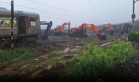 கவரப்பேட்டை பகுதியில் கனமழை பெய்து வருவதால் சீரமைப்பு பணிகள் தொய்வு ஏற்பட்டுள்ளது.