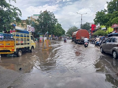 காட்பாடி சித்தூா் பேருந்து நிறுத்தம் பகுதியில் சாலைகளில் தேங்கிய தண்ணீா். ~ ~
காட்பாடி சித்தூா் பேருந்து நிறுத்தம் பகுதியில் சாலைகளில் தேங்கிய தண்ணீா்.