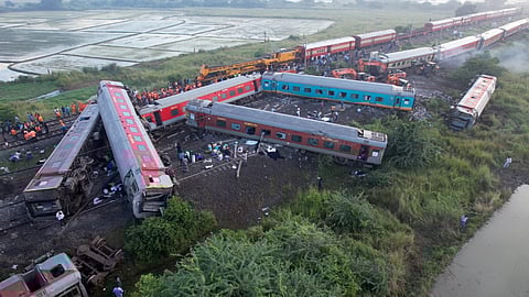 சரக்கு ரயில் மீது மோதி தடன் புரண்ட பாக்மதி ரயில்