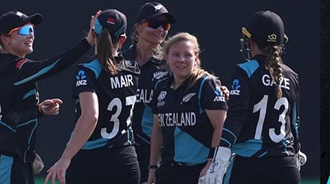 ~விக்கெட் வீழ்த்திய மகிழ்ச்சியில் நியூஸி வீராங்கனைகள்.