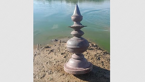 திருப்பட்டினம் அருகே ஏரியில் மீன்பிடித்த போது வலையில் சிக்கிய ஒன்றரை அடி உயரம் கோயில் கோபுர செப்பு கலசம்.