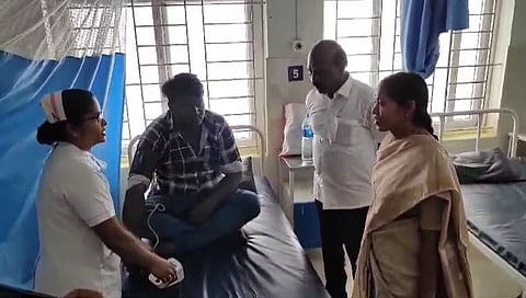 சேலம் ஓமலூர் அரசு மருத்துவமனையில் நோயாளி மற்றும் நோயாளிகளின் உறவினர்களிடம் சிகிச்சை மற்றும் மருத்துவமனை குறித்து கேட்டறிந்த அமைச்சர் மா சுப்பிரமணியம்.