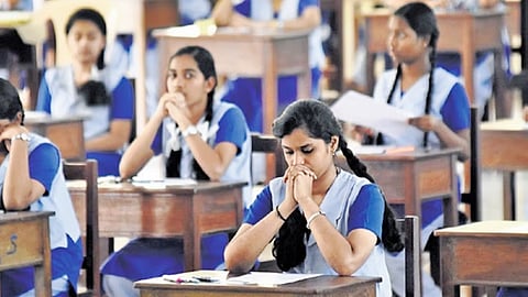குஜராத்: விடைத்தாள் திருத்தும் பணியில் அலட்சியம் - ஆசிரியர்களுக்கு ரூ. 64 லட்சம் அபராதம்!